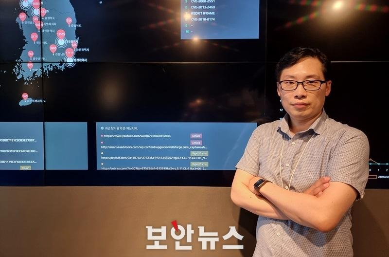 정보보안기사 있는 사람이 관리자로 업무하는 모습