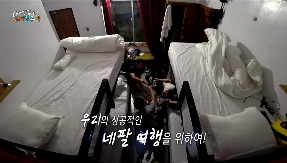 덱스가사온음식을호텔방에서함께먹는장면에우리의성공적인네팔여행을위하여자막이있는장면사진