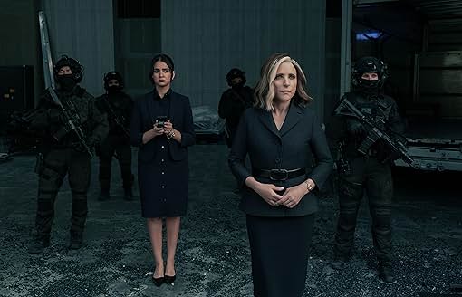 무장한 요원들과 함께 선 발렌티나와 보좌관의 긴장된 분위기