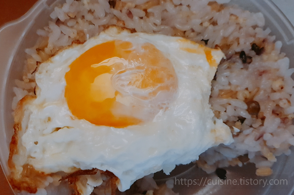 김치찌개 맛있게 끓이는법, 계란후라이 조미김가루 같이 먹으면 환상적인 조합이 된다.