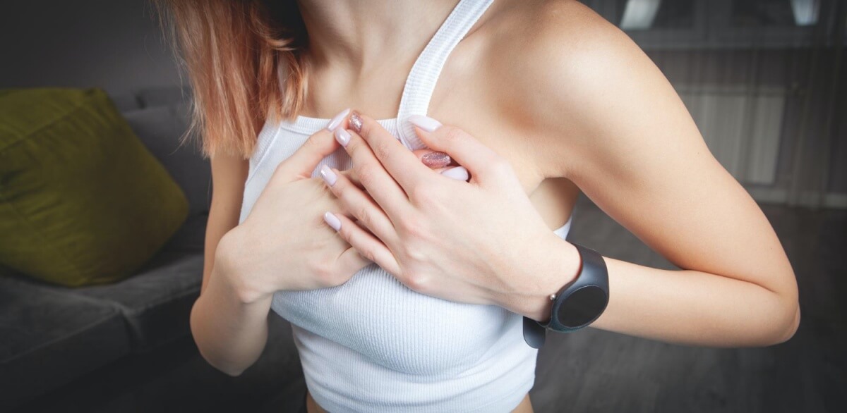 가슴통증을-느끼는-여성