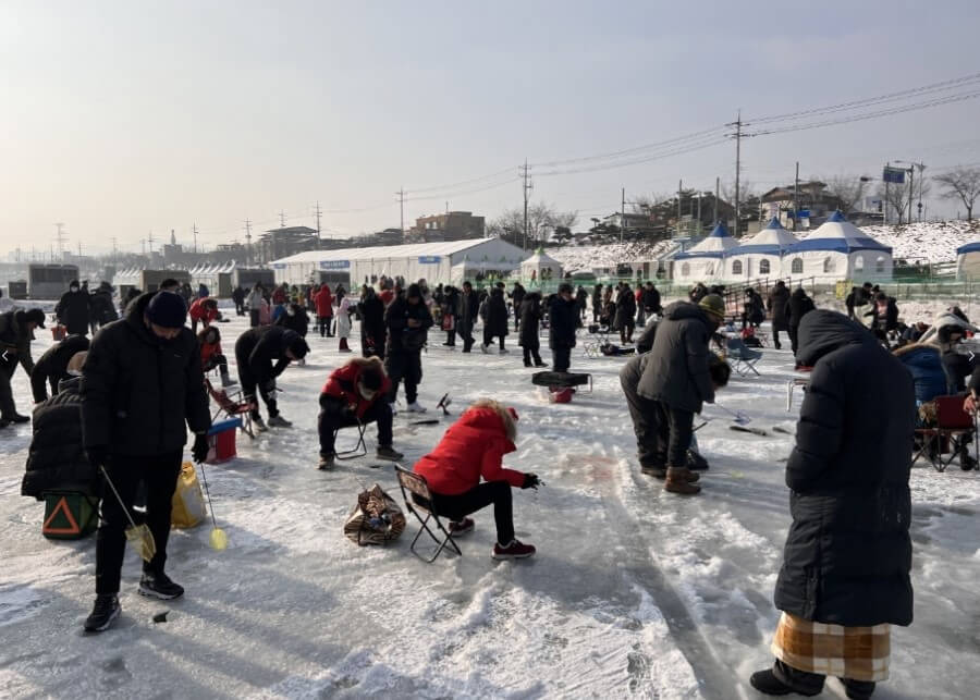 흥미진진 얼음공주, 공주 송어낚시, 썰매 이용권. 공주에서 얼음낚시, 전통썰매 등 얼음 위에서 즐길 수 있는 다양한 놀이를 안전하게 즐길 수 있는 축제가 열립니다.