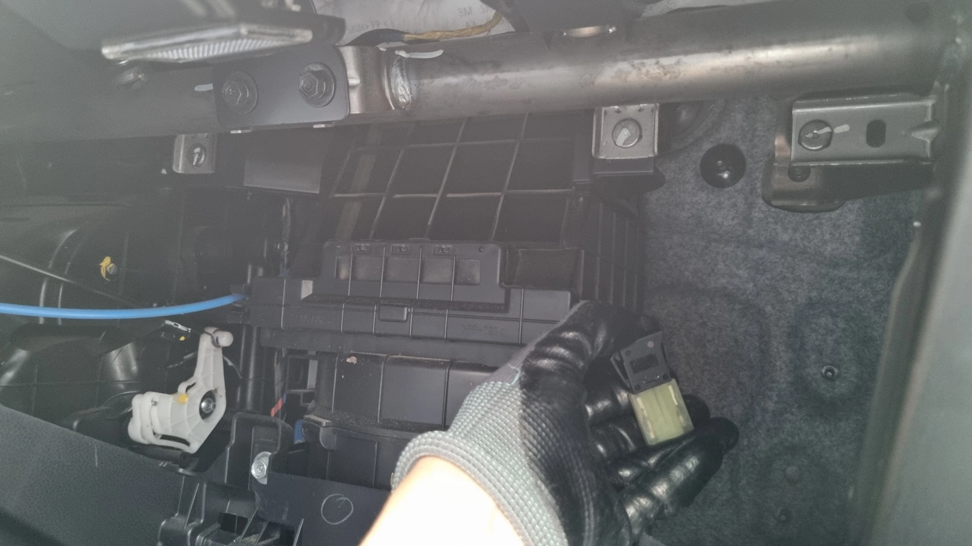 글로브박스 전등 꺼진 모습