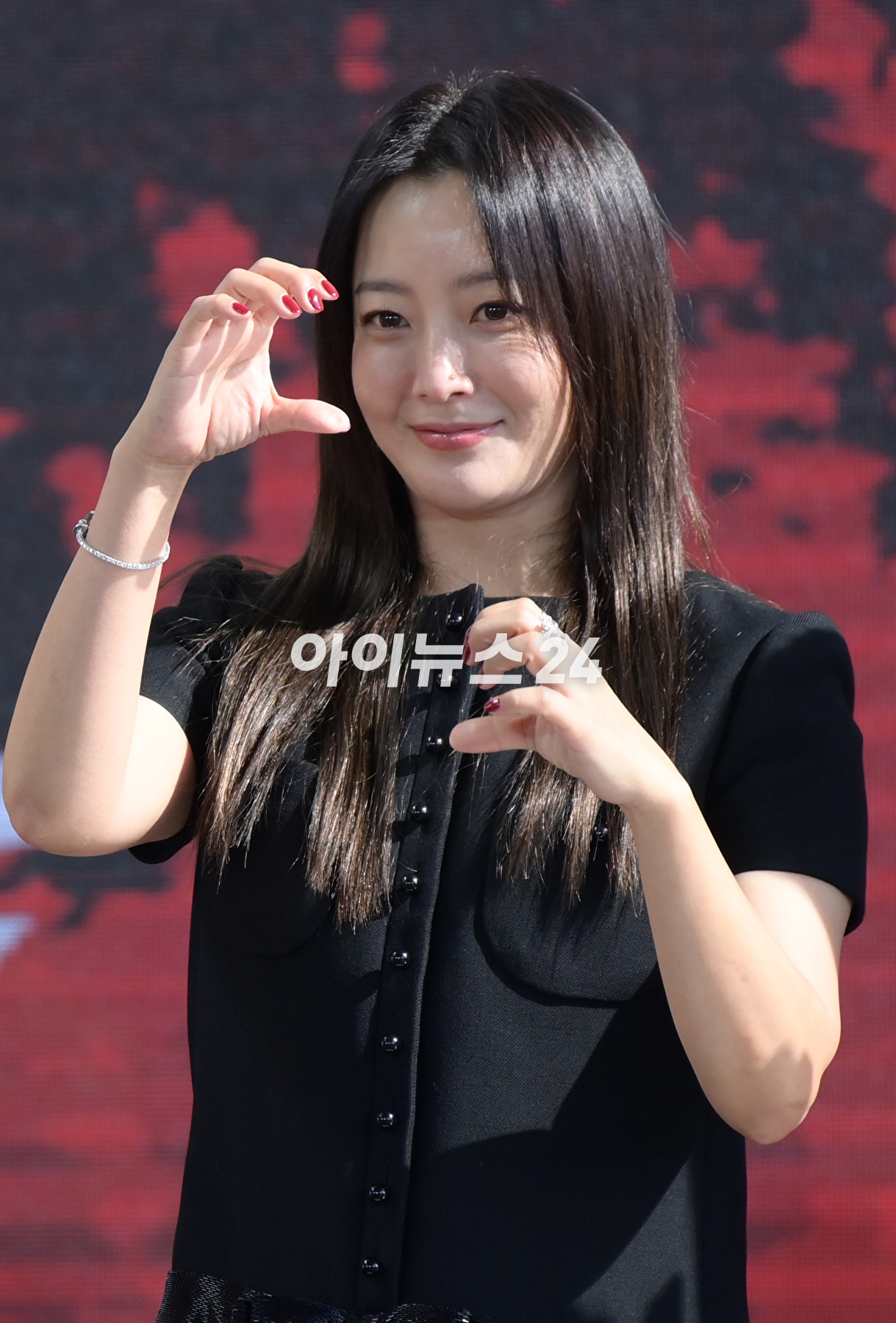 배우 김희선이 6일 오후 부산광역시 해운대구 영화의전당에서 진행된 제28회 부산국제영화제 '달짝지근해:7510' 야외무대인사에 참석하고 있다. [사진=정소희 기자]