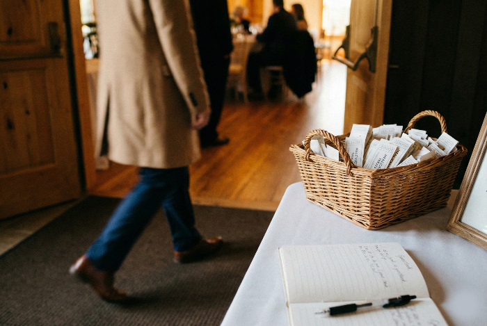 신랑 신부의 식대 부담을 덜어주기 위해 식사 없이 축하하는 하객의 배려.