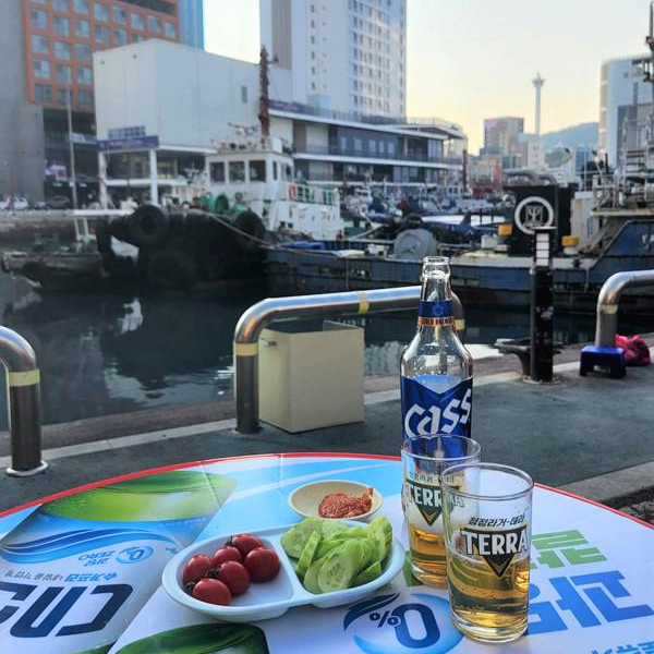 테이블에서_보이는_선박들