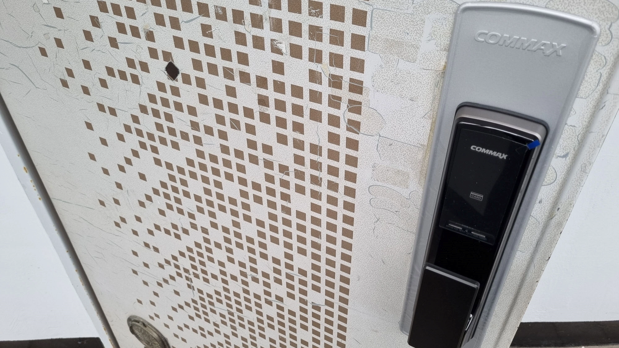 바깥쪽 도어락 설치 모습