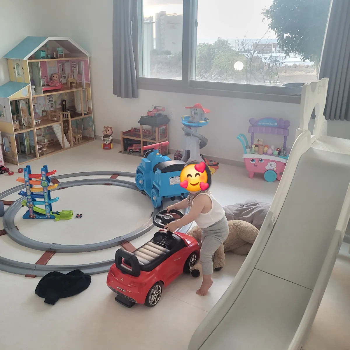 키즈룸에서-신나게-노는-아이의-모습