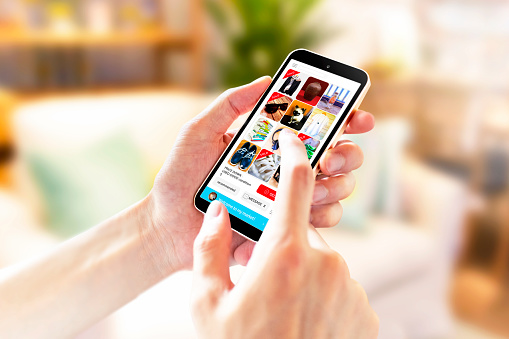 모바일로-물건을-고르는-모습