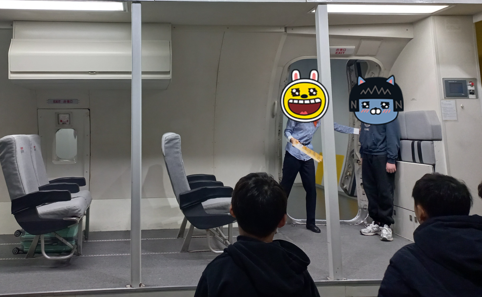 항공 도어 설명 중