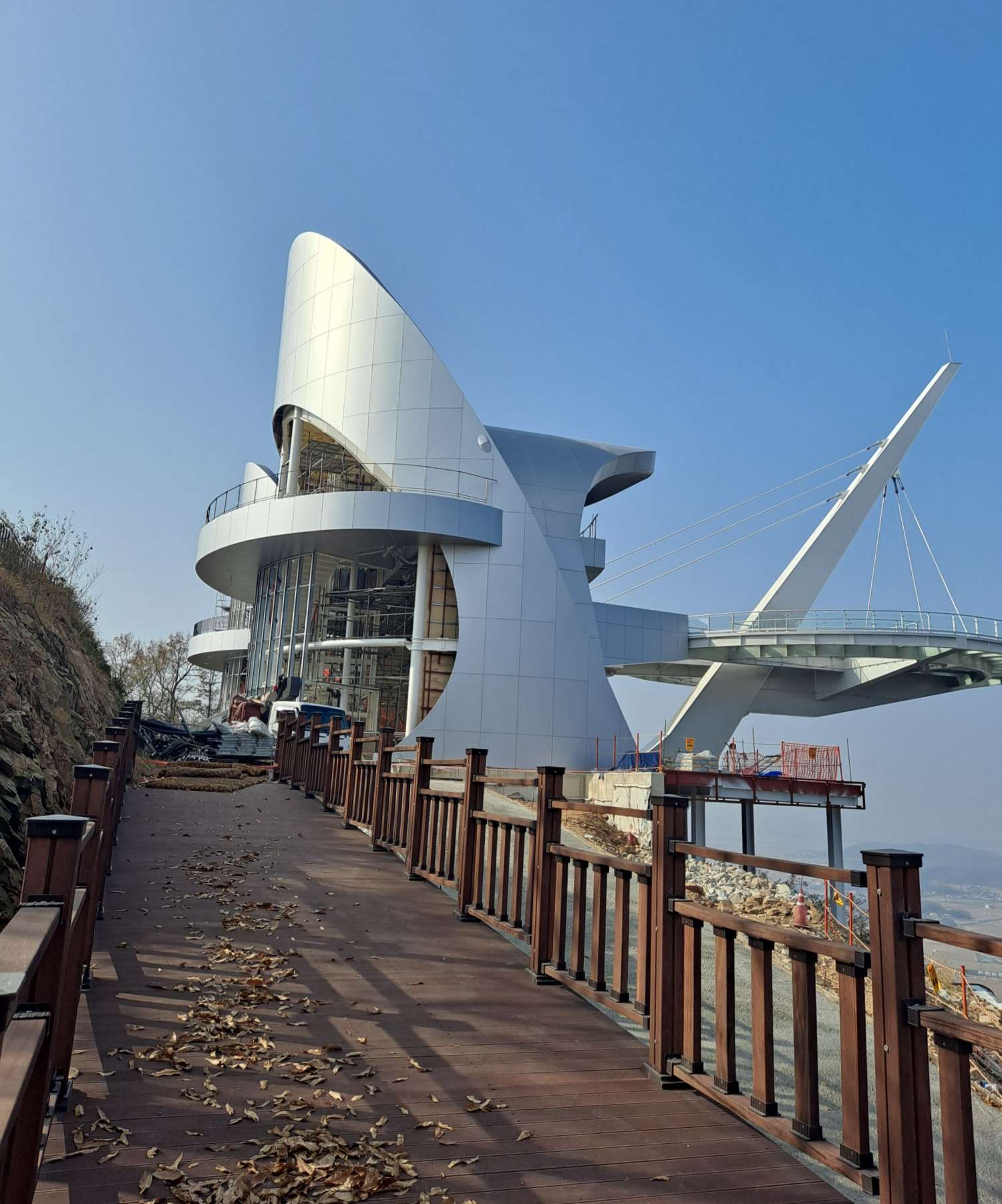 전망대는 열심히 공사중