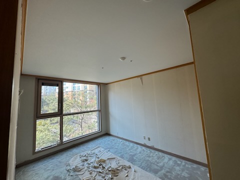 아파트 리모델링 - 작은방2 마루 바닥 철거 및 천정 도배 준비