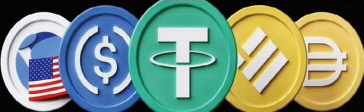 다섯 개의 주요 스테이블코인 로고가 나란히 배열된 이미지. 왼쪽부터 TerraUSD(UST), USD Coin(USDC), Tether(USDT), Binance USD(BUSD), Dai(DAI)를 상징하는 원형 로고가 파란색, 초록색, 노란색 등 다양한 색상으로 표현되어 있음. 검은 배경 위에 각 코인의 상징이 시각적으로 강조되어 있음.