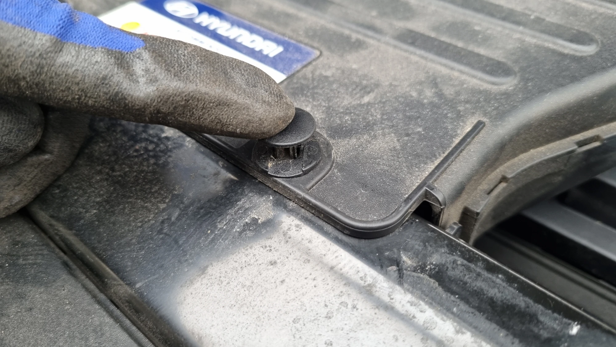 고정 부품 누르는 모습