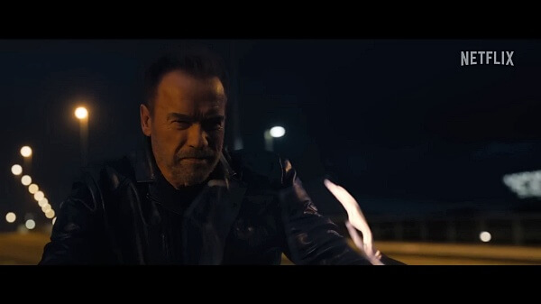 오토바이를-몰고-있는-아놀드