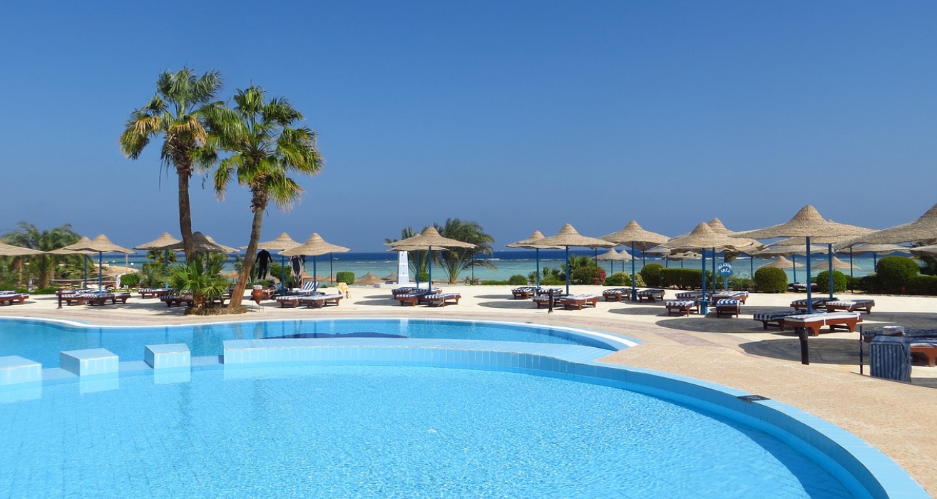 피피섬 리조트 수영장과 바다