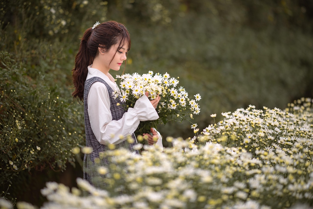 꽃밭의 여성 사진