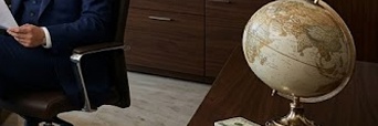 금리 인하 투자 성공을 상징하는 고급스럽고 미니멀한 개인 사무실 전경. 탁 트인 도시 전망과 정돈된 데스크가 어우러진 전문적인 분위기의 이미지