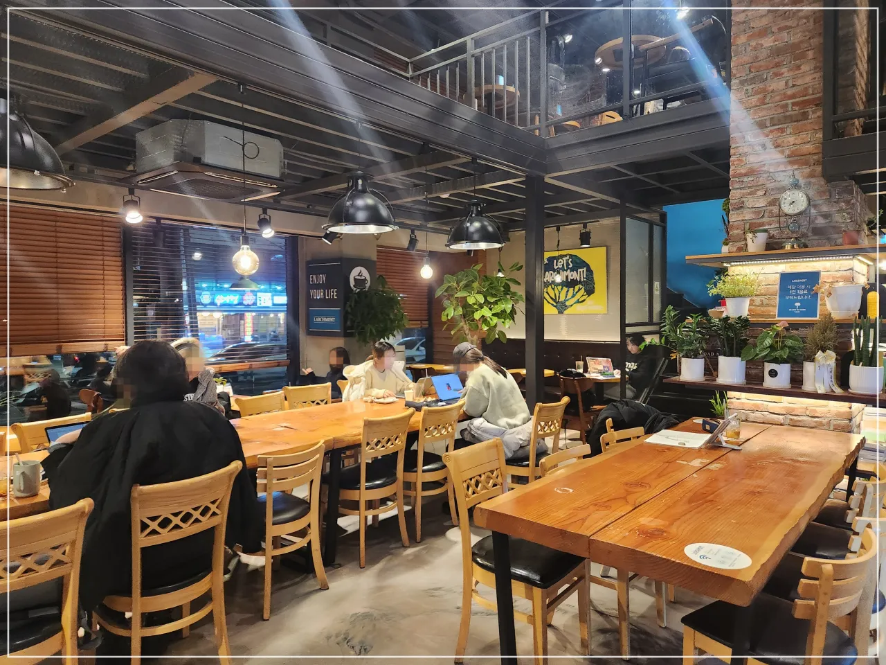 샤로수길-라치몬트-내부-좌석들