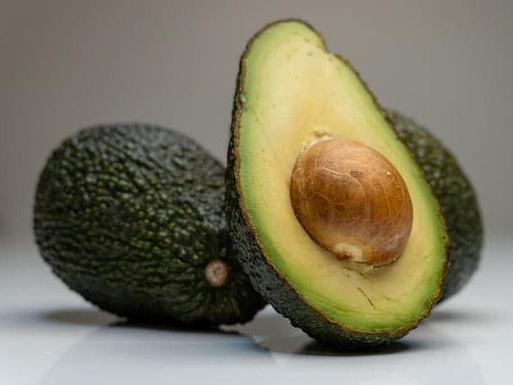 신선한 아보카도 오일