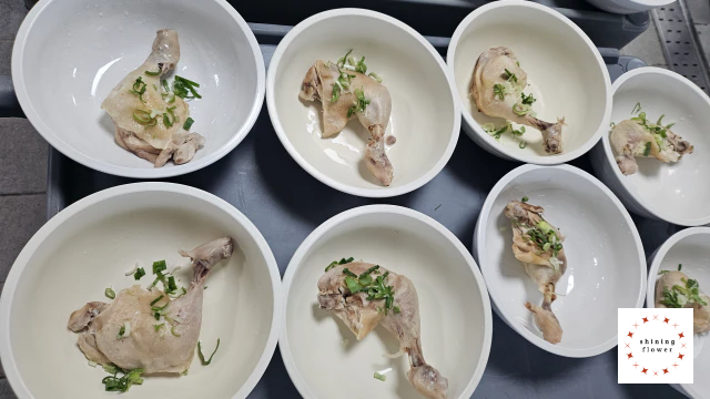 초복특식-닭다리삼계탕 셋팅한 모습