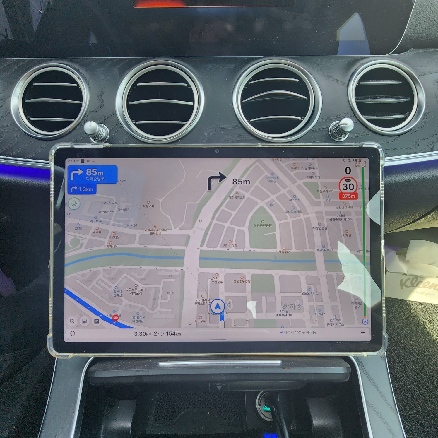 차량 내부에 설치된 태블릿 화면에서 내비게이션 앱 실행 중인 모습