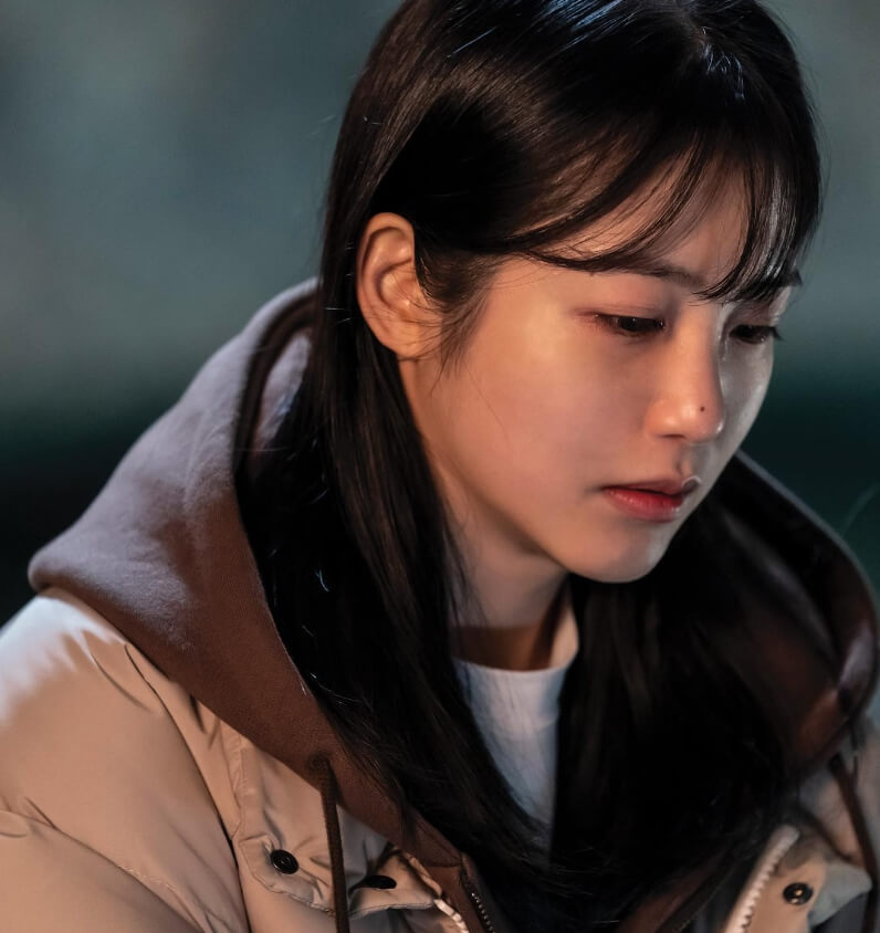 후드티와점퍼를입고있는-긴머리여성의모습