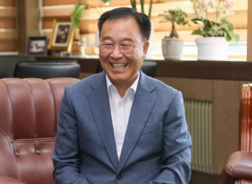 민원인 앞에 바지내린 김진하 군수 논란