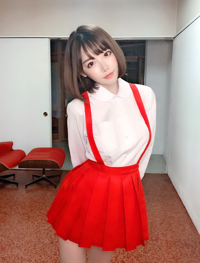 귀여운 빨간 치마 후카다 에이미(Eimi Fukada, 深田えいみ) 사진