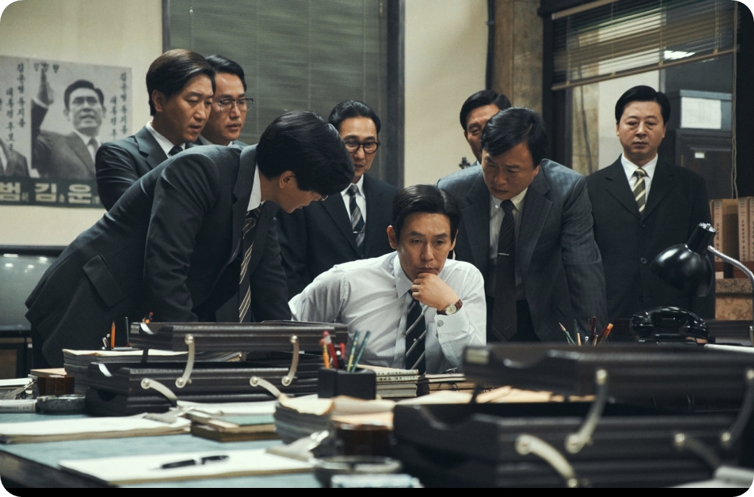 무언가 골몰히 생각하는 안자있는 남자 사진