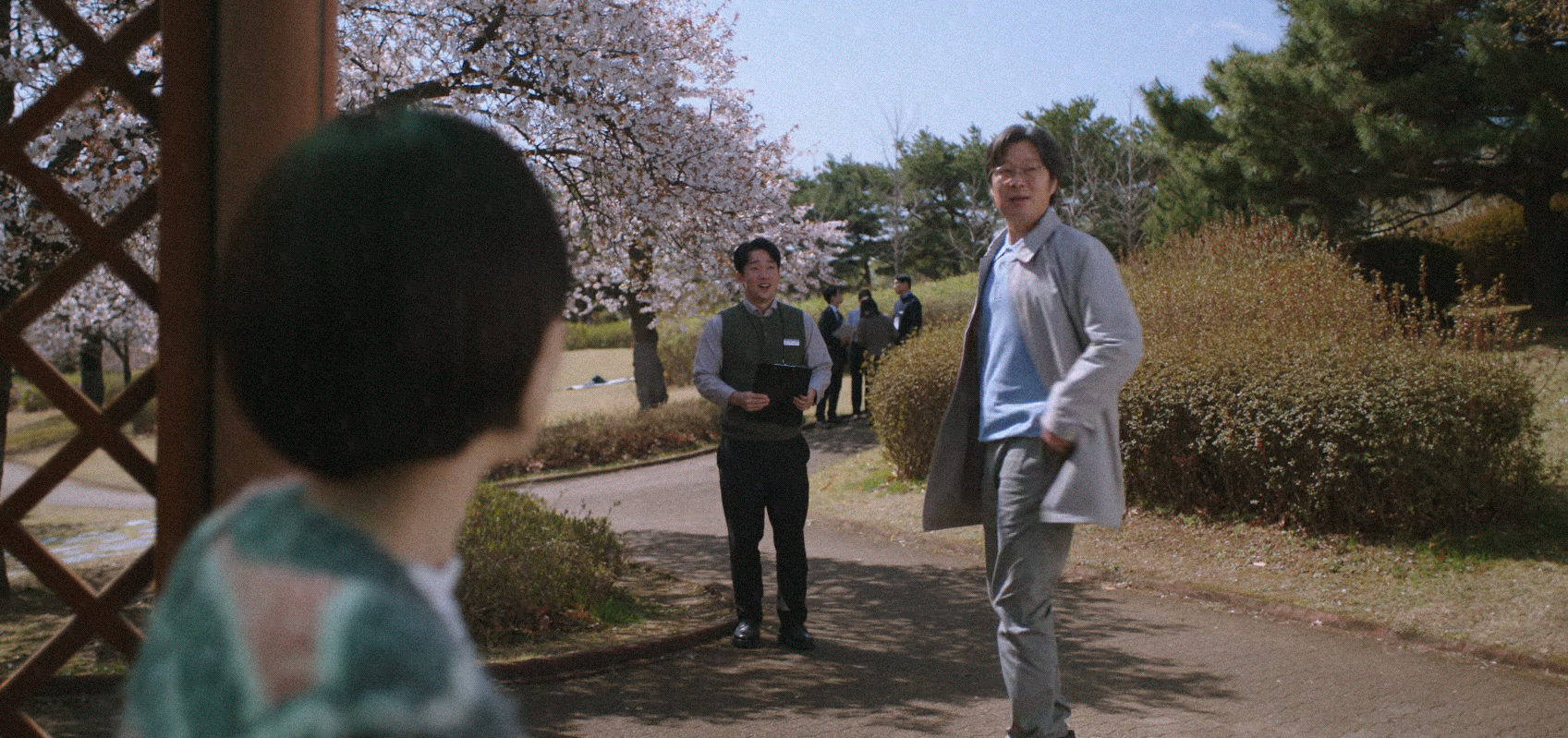 러브미 5화에서 지인을 만나 자영을 모른척하는 진호 장면