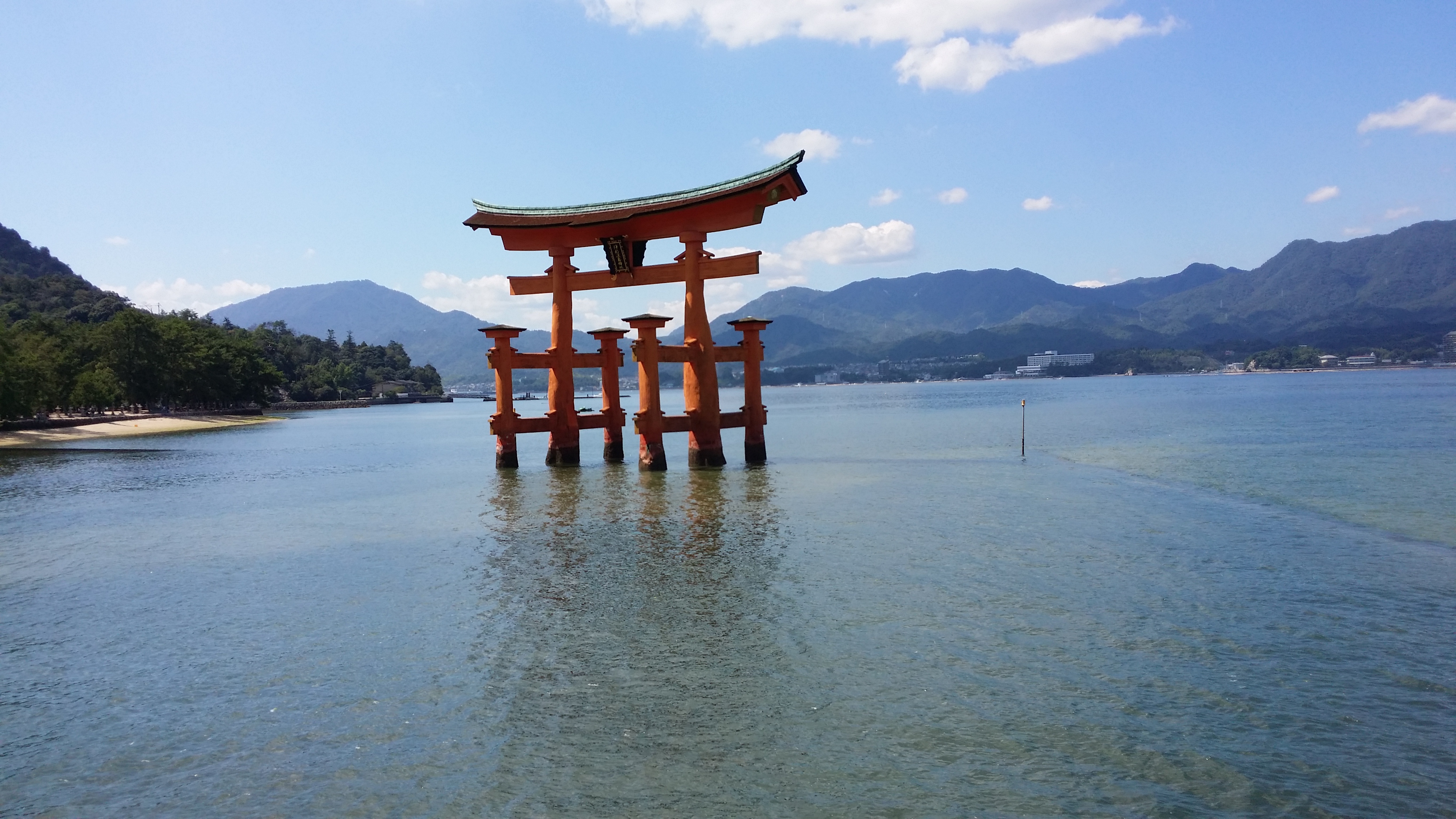 바다 위에 떠 있는 듯한 미야지마의 도리이