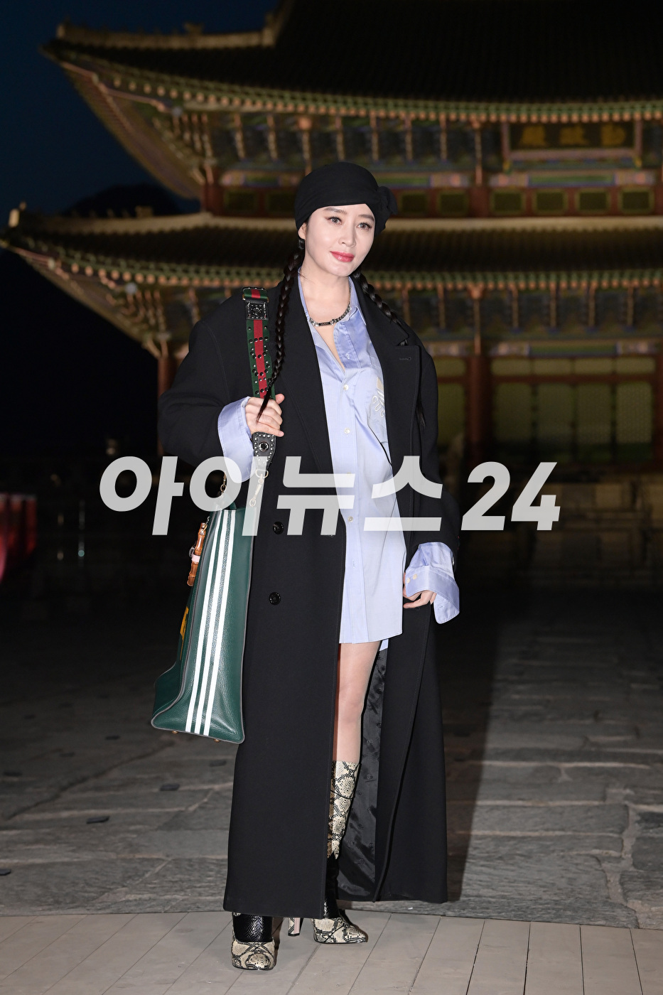 '김혜수니까 소화하는 패션' 배우 김혜수가 16일 오후 서울 경복궁에서 진행된 구찌(Gucci) 2024 크루즈 패션쇼에 참석하고 있다.