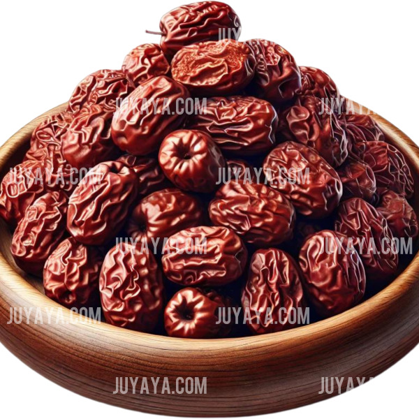 나무 그릇에 가득 담긴 윤기 나는 말린 대추들. 겨울철 건강에 좋은 간식 재료.