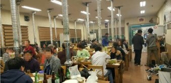 빈자리-없이-만석으로-붐비는-식당