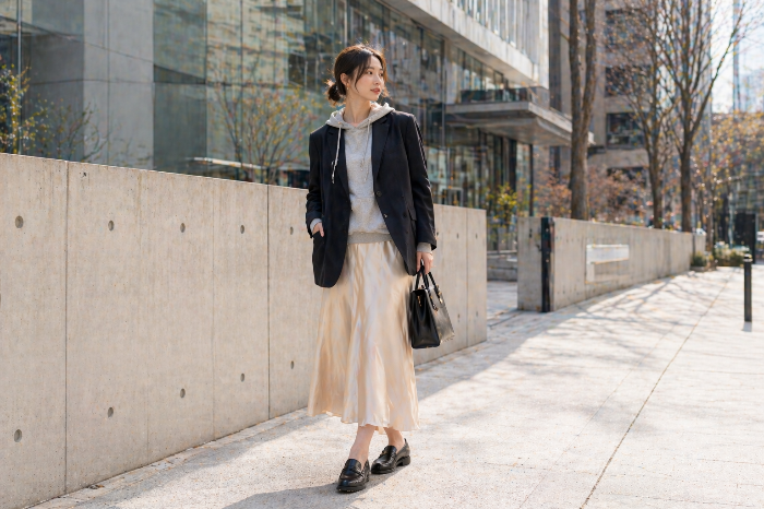 블레이저와 후드, 실키 스커트와 로퍼를 함께 매치한 다중 정체성형 봄 스타일