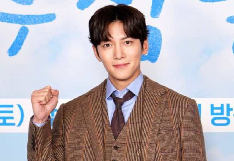 이번에 실내 전자담배 흡연 논란을 일이큰 지창욱