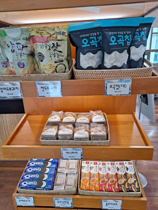 압바암마 카페 진열대