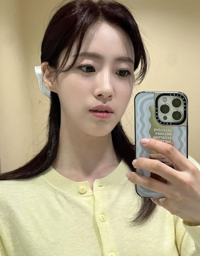 핸드폰을-한손에들고있는-긴머리여성의모습