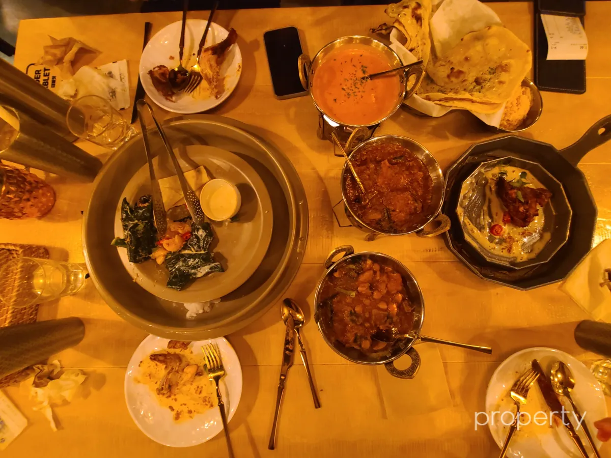 프리미엄3인세트음식-탄두리치킨-망고스스노윙브레드-3가지커리-난-음료3개-접시가많이올려진테이블모습