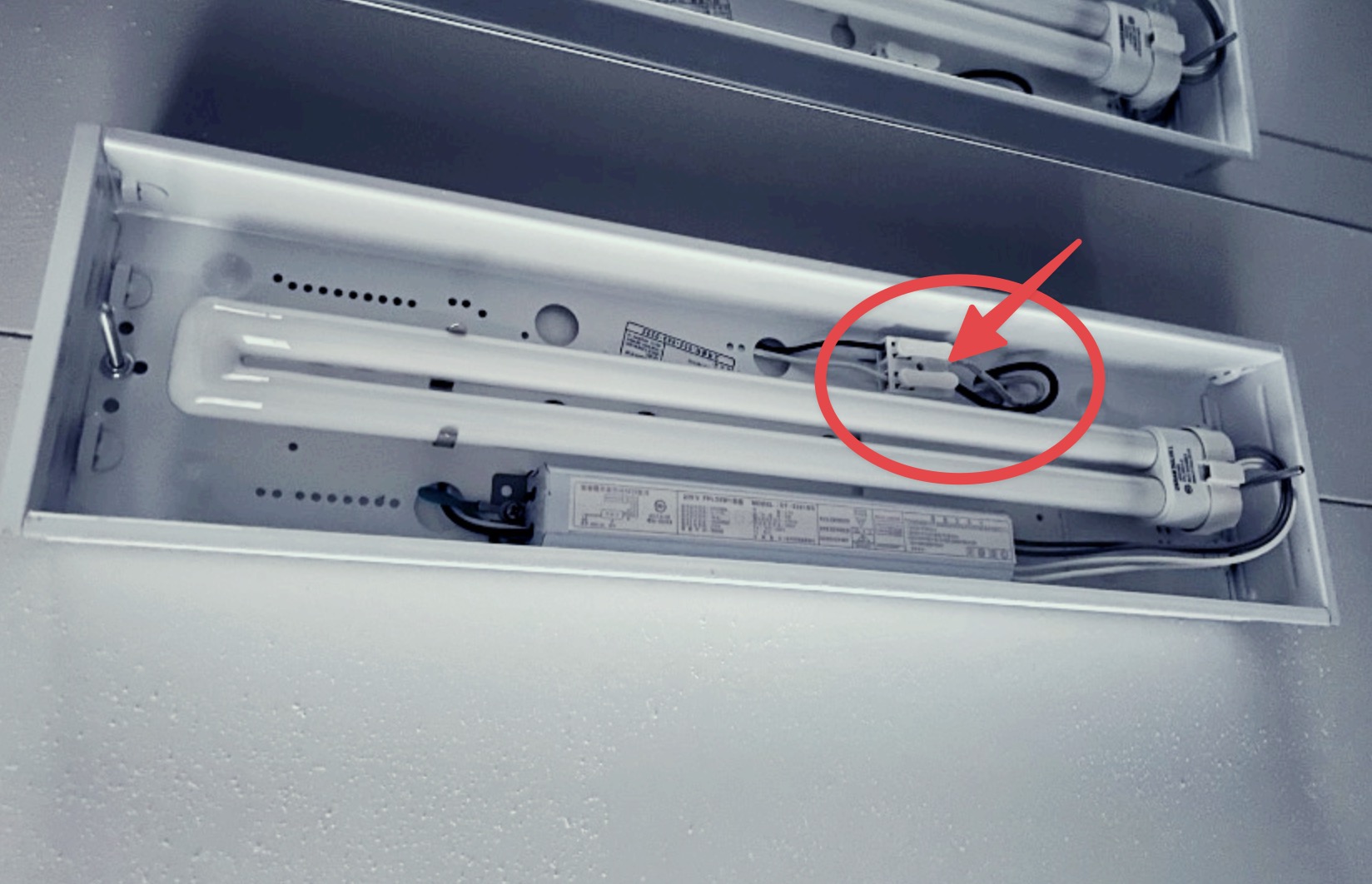 화장실 형광등 교체하기 전 사진