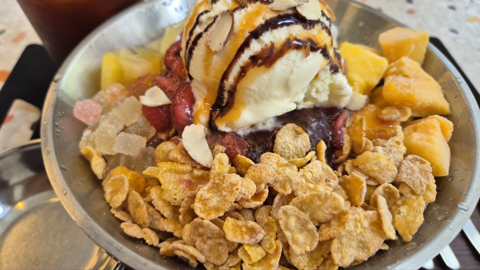 푸짐한 양의 팥빙수 바닐라아이스크림과 각종토핑이 눈에 보인다.