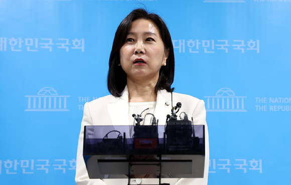 허은아 국민의힘 의원이 3일 오전 서울 여의도 국회 소통관에서 탈당 및 의원직 사퇴 기자회견을 마치고 취재진의 질문에 답변하고 있다. 허 의원은 탈당 후 이준석 전 국민의힘 대표가 주도하는 개혁신당(가칭)에 합류할 예정이다. 2024.01.03. [사진=뉴시스]