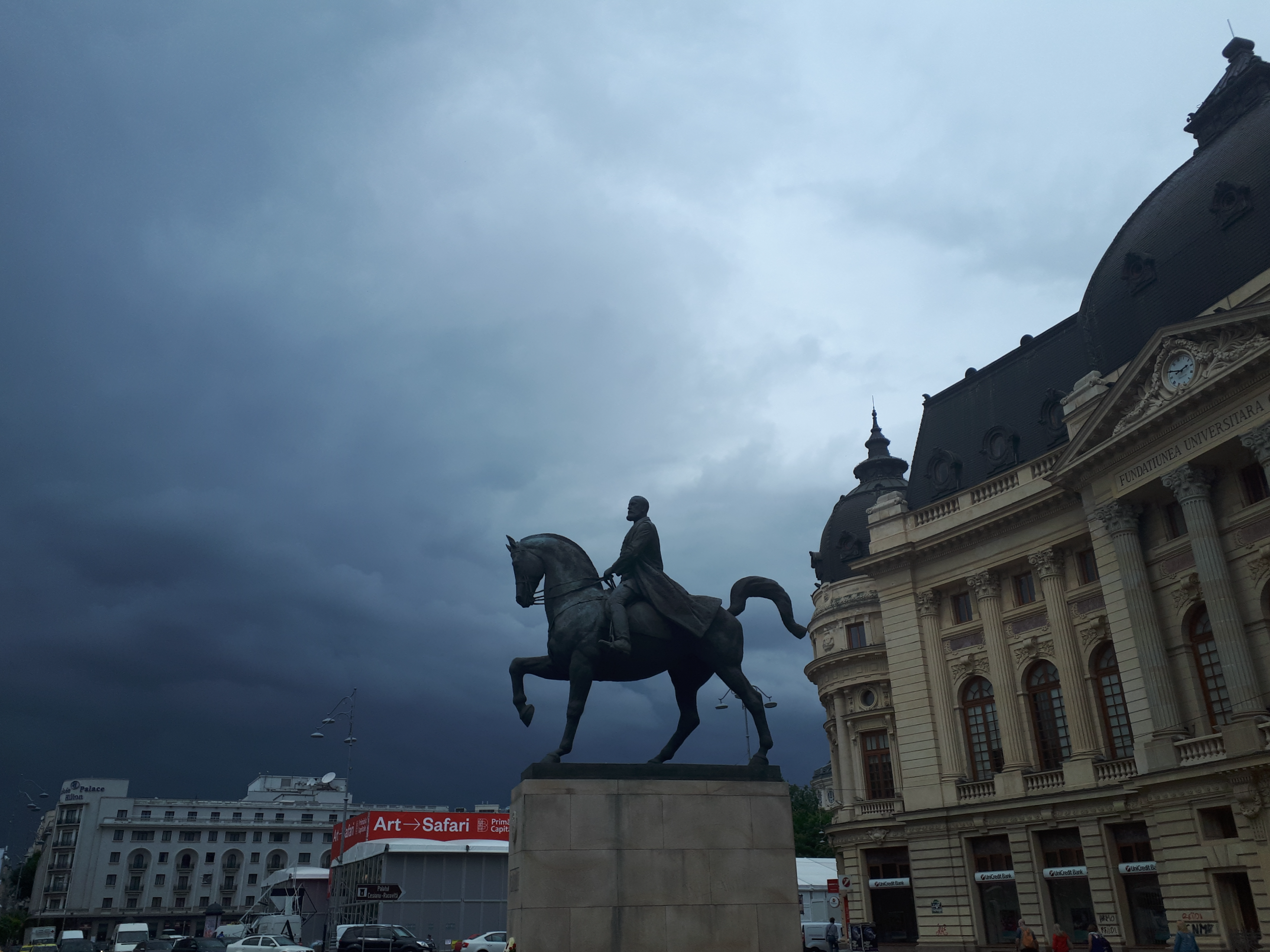 루마니아 부쿠레슈티 카롤 1세 동상과 날씨
