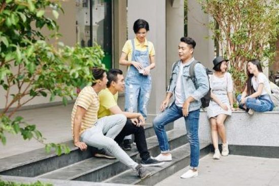 교내에서 친구들과 어울려 있는 대학생들