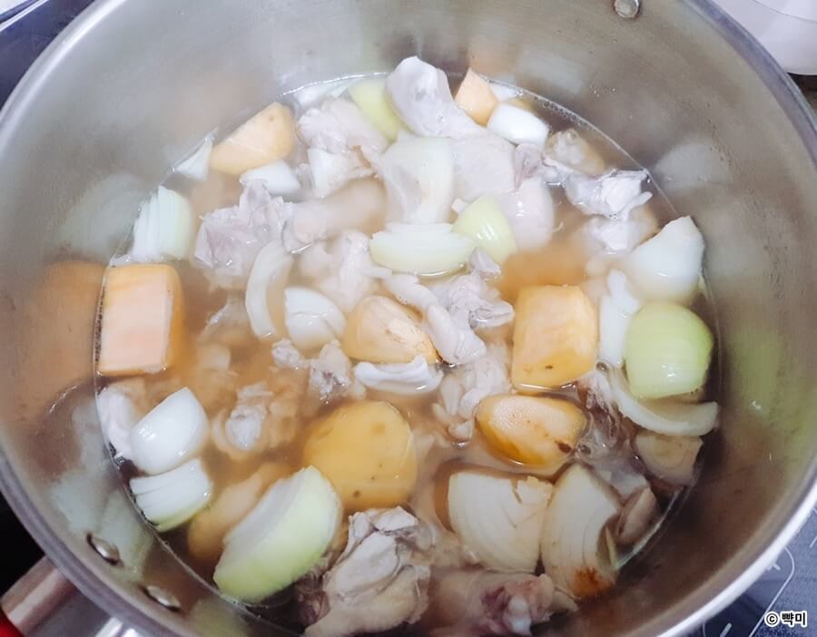 냄비에 데친 닭과 물 황설탕 양파 감자를 넣고 강불에서 끓이는 닭볶음탕 맛있게 만드는 법