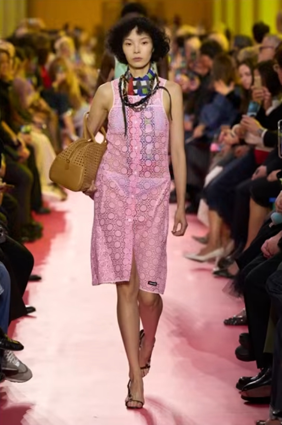 관능미와 여유를 동시에&amp;#44; 레이스 소재의 확장