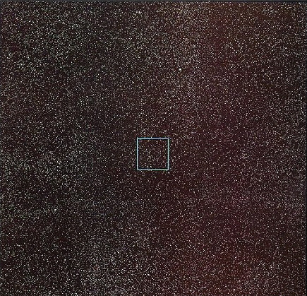 지상 10조 킬로미터, 즉 약 1광년 거리에서 바라본 우주 공간. 화면 중앙에는 하나의 밝은 점이 고요히 떠 있으며, 이는 태양이다. 태양계는 이제 완전히 보이지 않고, 수천 개의 별들이 배경을 이루며 빽빽하게 흩어져 있다. 이 거리에서는 태양도 단지 다른 별들과 다르지 않은 하나의 점에 불과하며, 인간이 속한 별의 위상이 우주 속에서 얼마나 작고 겸손한지를 실감하게 한다.