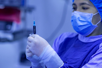 주사를 확인하는 모습