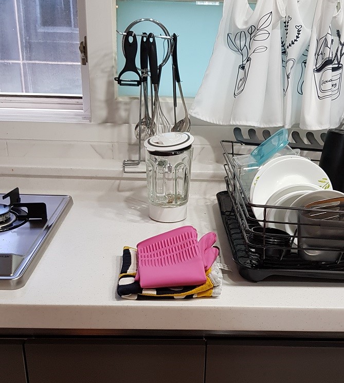 깨끗하게 닦인 싱크대 위에 각 잡혀 놓인 분홍색 고무장갑과 주방 도구